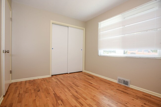 Building Photo - Spacious and Updated 4 Bedroom with Stunni...