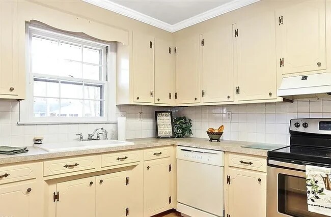 Building Photo - 205 Woodford Dr