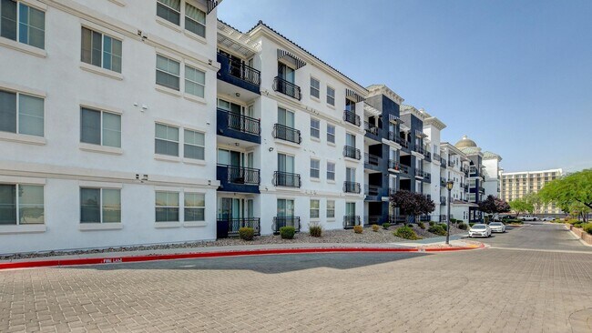 Building Photo - 818 E Flamingo Rd