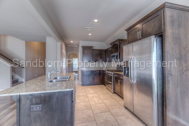 Building Photo - For Lease | Bixby | $2999 Rent | Available...