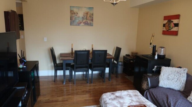 Building Photo - 2 bedroom in CHICAGO IL 60618