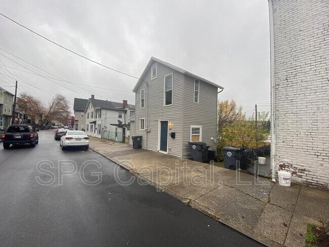 Building Photo - 266 S 2nd St