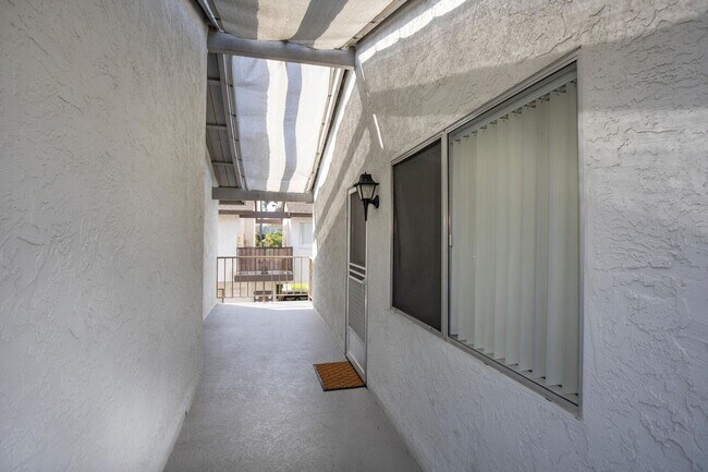 Building Photo - Move-in Ready Condo!