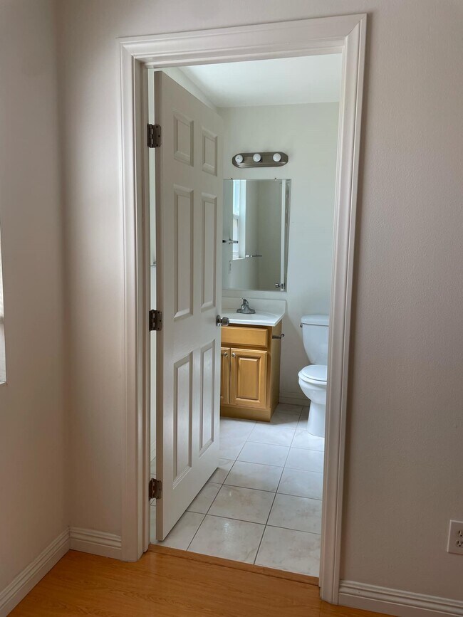 room 2 bathroom - 1419 Prospect Ave