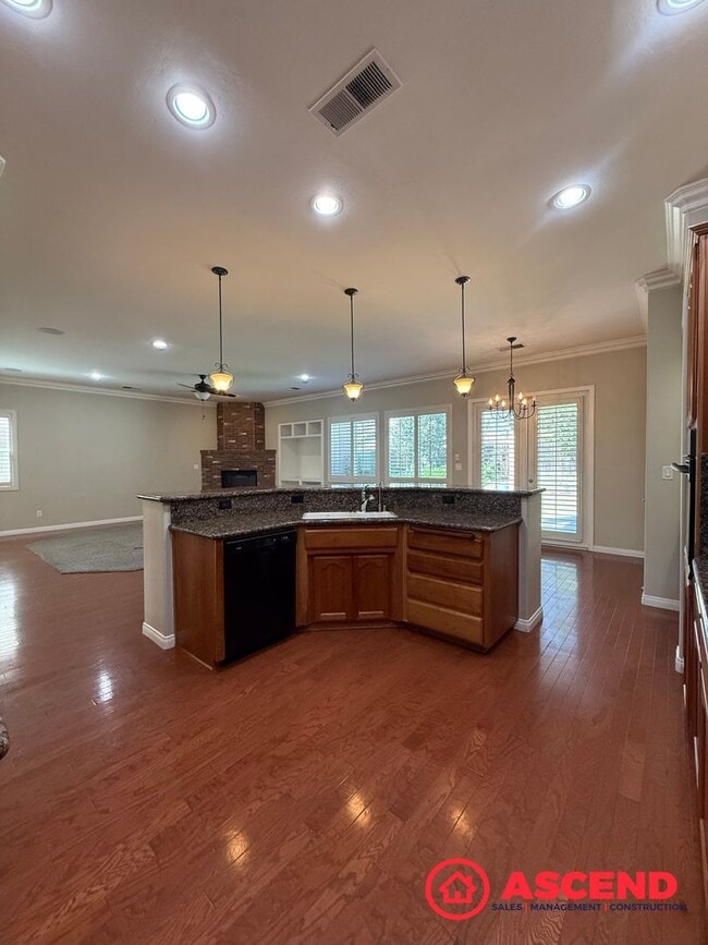 Building Photo - ** Move In Special! **Charming Home in Olive Dr Area!