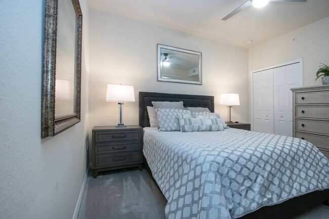 Building Photo - Like new 2BR, 2BA garage condo-Lakewood National