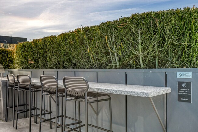 Building Photo - 612 Flower St