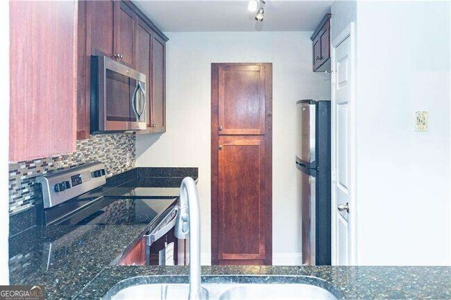 Building Photo - 2657 Lenox Rd NE