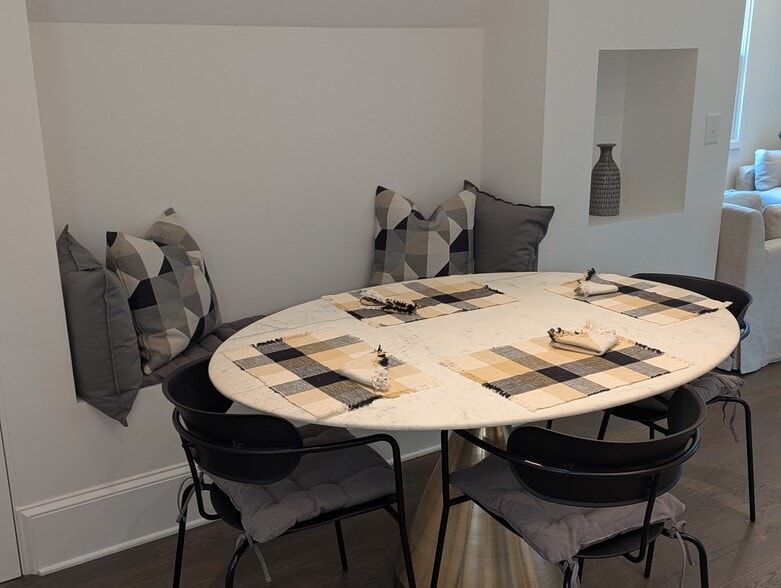 Dining table can seat 6 - 830 Myrtle St NE