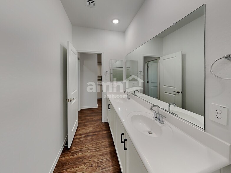 Building Photo - 15074 W Sherman St