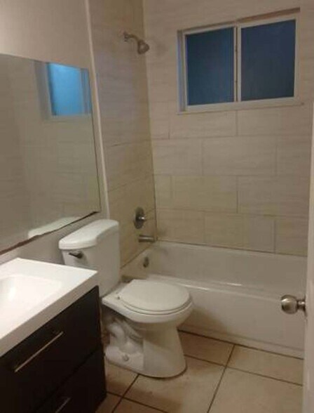 Building Photo - 320 NE 166th St