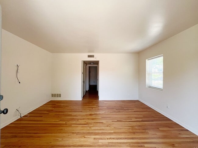 Building Photo - SEE IT NOW: Charming Updated Apartment with Private Balcony ~ $500 MOVE-IN SPECIAL!