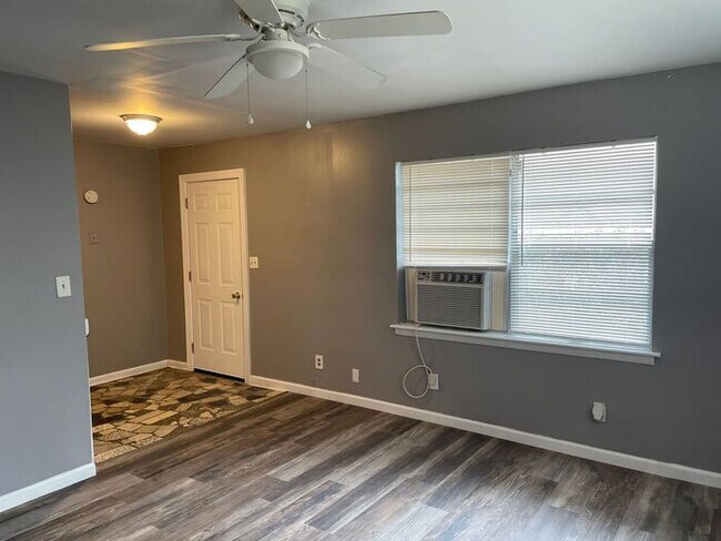 Building Photo - 1/1 Apartment Downtown Prattville!!!