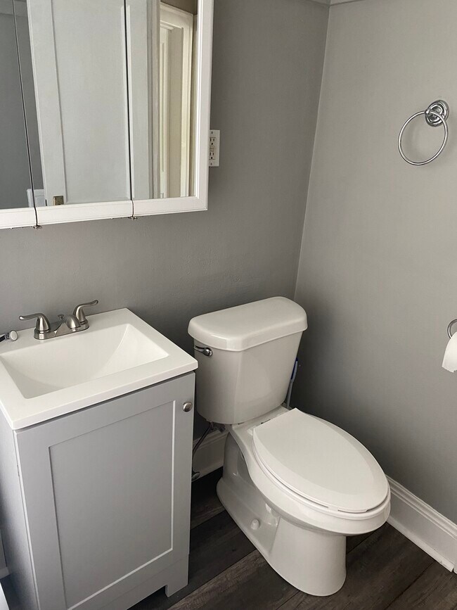 Bathroom. - 2114 Wascana Ave