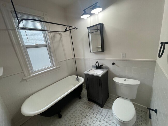 Building Photo - 2045-47 N Hubbard St