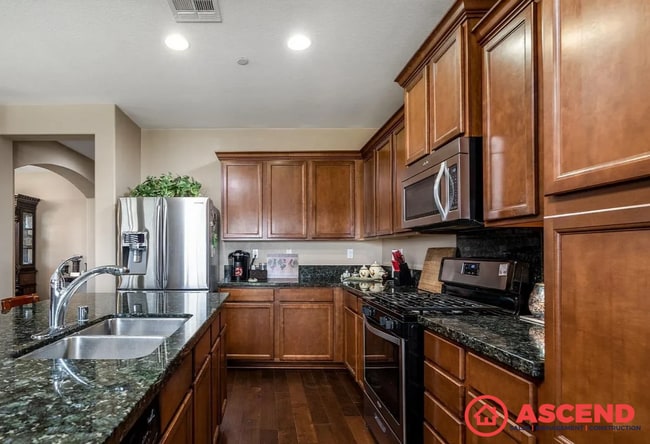 Building Photo - Fabulous Home Off Kern Canyon Rd and Mesa ...