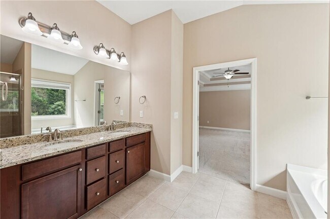 Building Photo - 6370 Shiloh Woods Dr