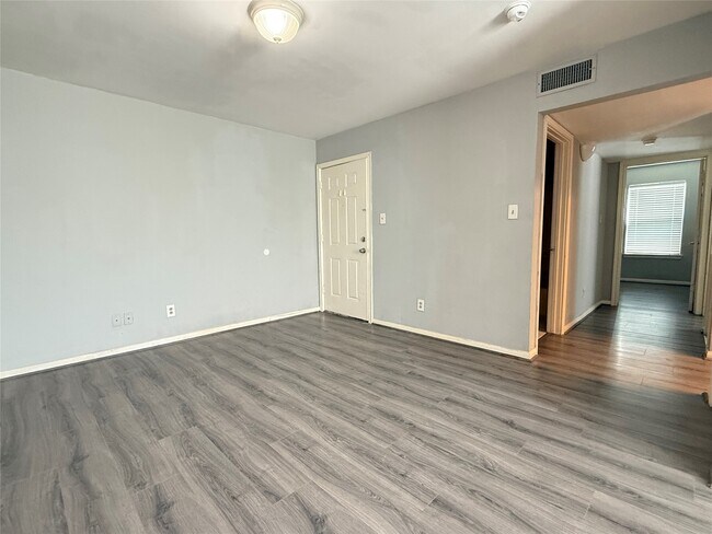 Building Photo - 304 Dell Ct