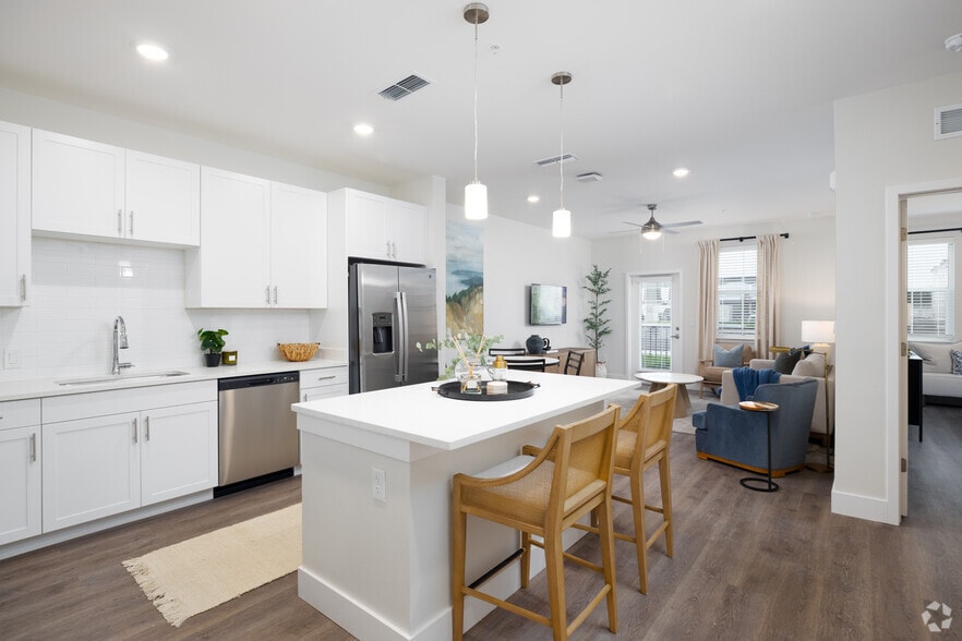 1BR, 1BA - 783SF - Kitchen, Entrance - Madison Midtown