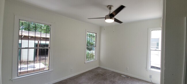 Building Photo - Amazing 4 bedroom/2 bath Two-story home wi...