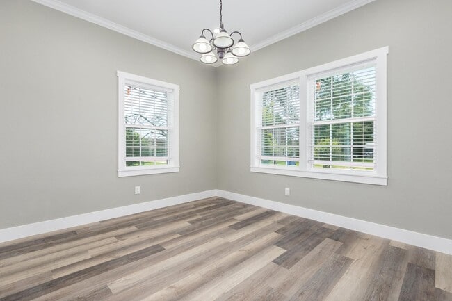 Building Photo - 121 W Kerr Ave