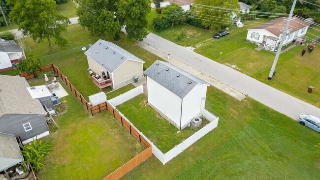 Building Photo - Great Location!