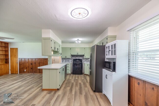 Building Photo - 4 BED, 2 BATH, 2 CAR GARAGE!