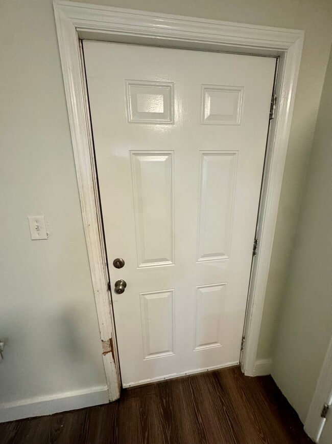 Building Photo - Spacious 1 Bed 1 Bath Home!