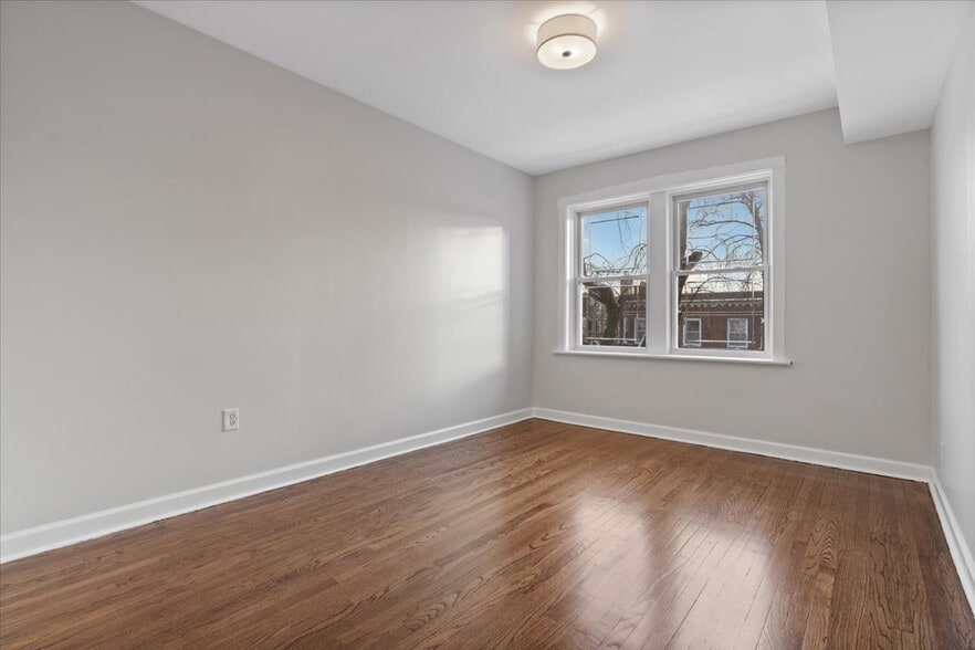 Building Photo - 2338 N Avers Ave