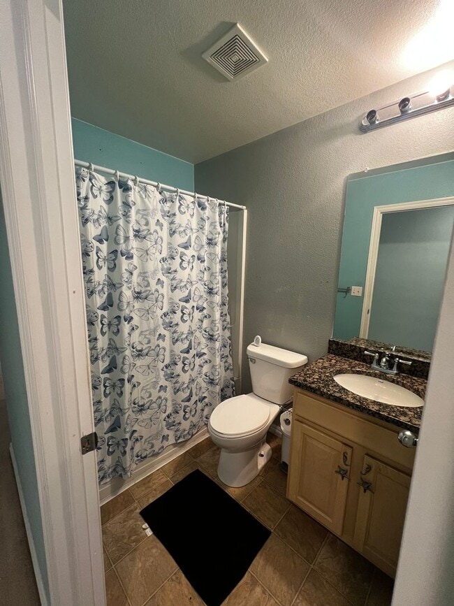 Building Photo - Charming Townhome, Prime Location, Cozy Li...