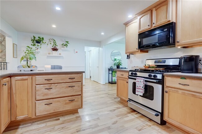 Building Photo - 984 Danby Dr