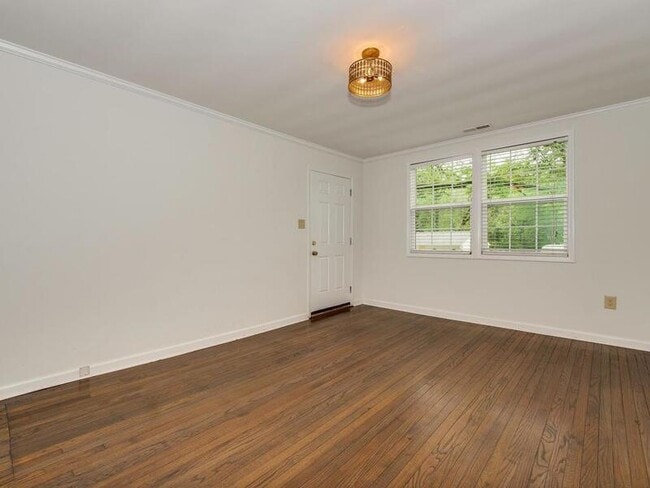 Building Photo - 5113 Valley Stream Rd