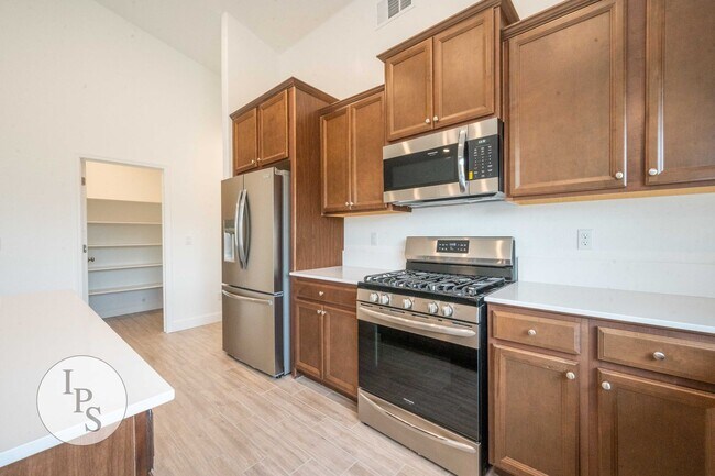 Building Photo - 2022 South/East Fresno Home, 4BR/2BA - Lots of Amenities!