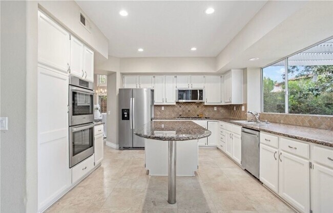 Building Photo - Vibrant 4 Bed/3 Bath Home in Oceanside