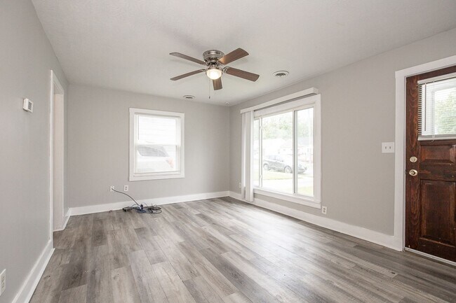 Building Photo - 3 bedroom/1 bath Single House!