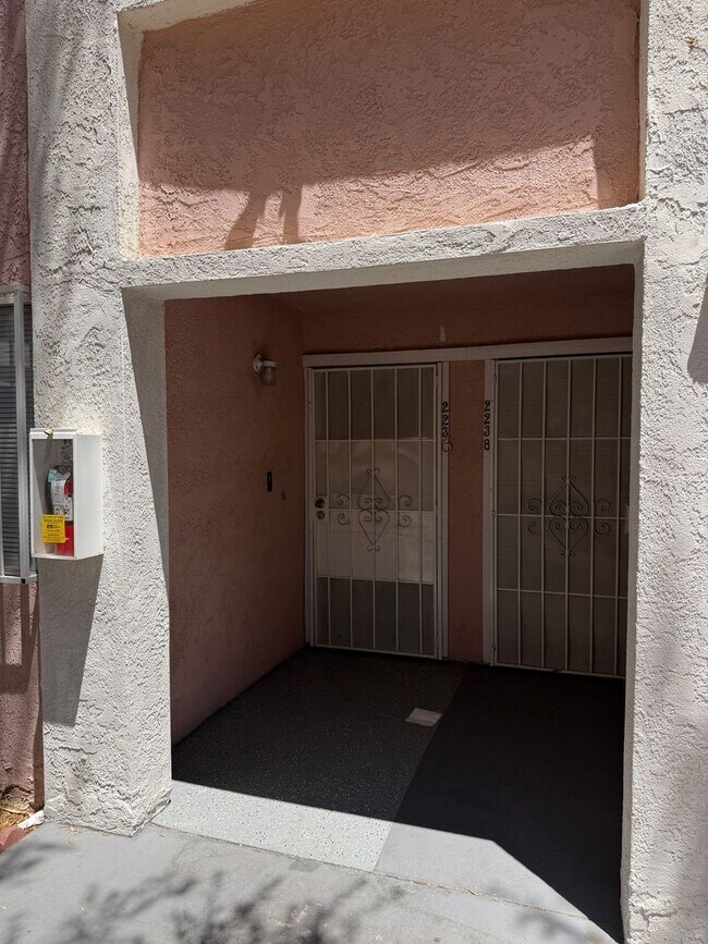 Building Photo - AMERICANA Property Mgmt - Remodeled 2 Beds Townhouse near Downtown South