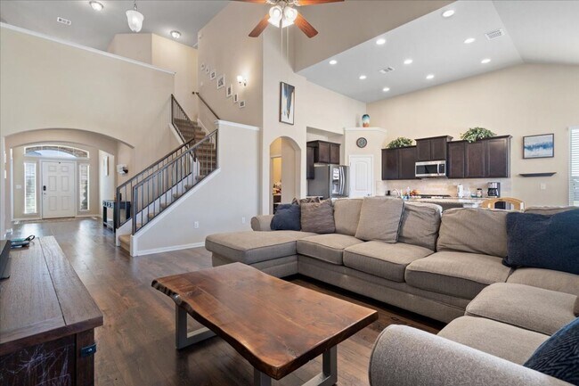 Building Photo - Spectacular 4 Bedroom, 3.5 Bath, Corner Lo...
