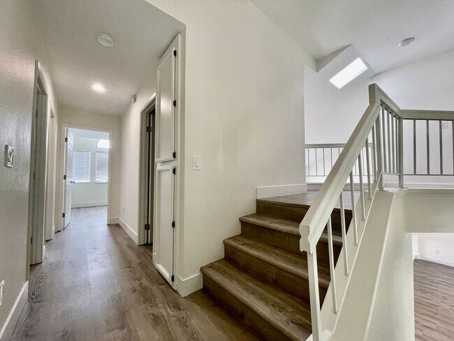Building Photo - 2821 Bellflower Dr