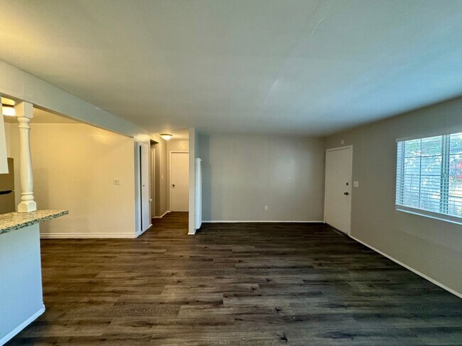 Building Photo - 17392 Queens Ln