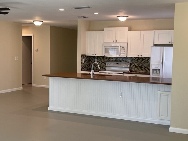 Building Photo - 6185 Deming Ave