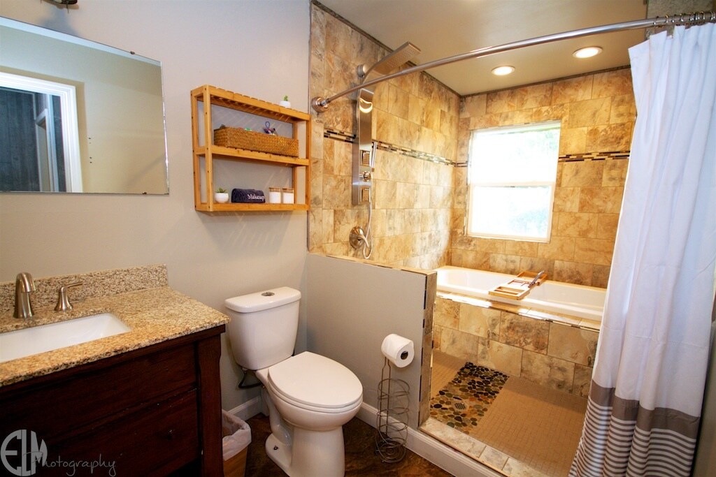 Full Bathroom - 5540 Four Winds Dr