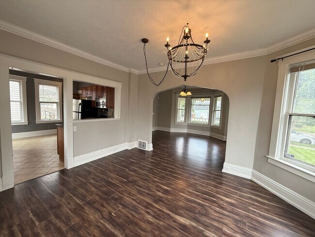 Building Photo - Elegant 2 Bed, 1 Bath Home on South Hill!