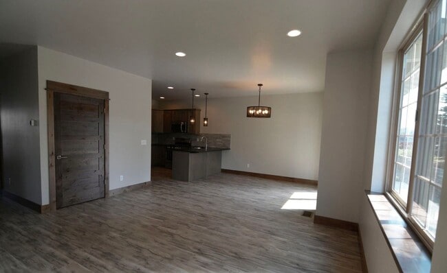 Building Photo - End Unit 3 Bedroom 2.5 Bathroom Condo