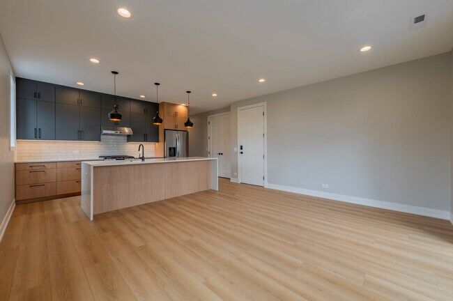 Building Photo - 6519 W Addison St