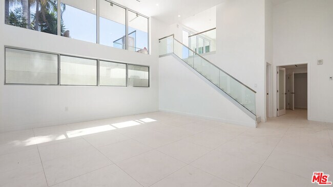 Building Photo - 621 Kings Rd