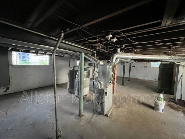 Building Photo - 3255 E 139th St