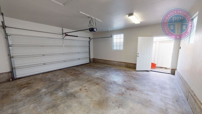 Building Photo - Updated Townhome with Detached Garage! Close to Shops & Restaurants