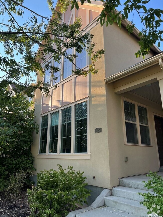 Building Photo - Beautiful 3 Bed 2.5 Bath - 2 Story Home in...