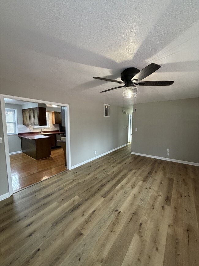 Building Photo - 2213 Roland Dr