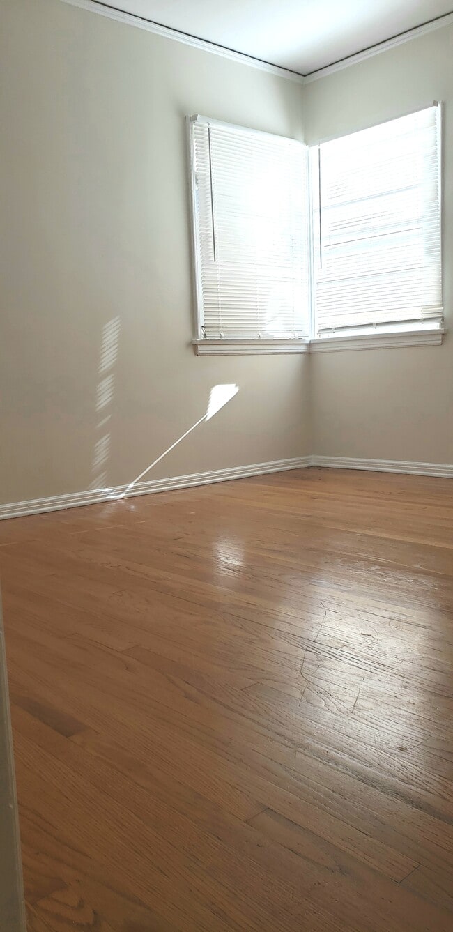 Bedroom - 2049 N Vermont Ave